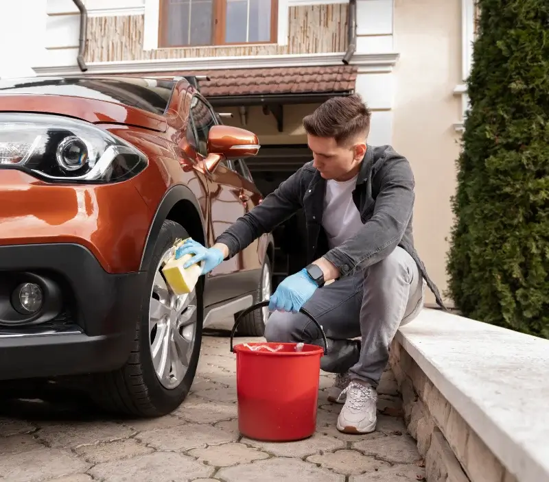 Lavage auto à domicile Bures-sur-Yvette : professionnel intervenant sur un véhicule